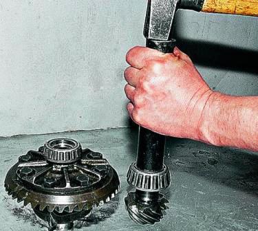 с помощью отрезка трубы подходящего размера напрессовываем внутреннее кольцо подшипника