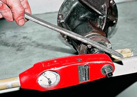 Постепенно затягиваем гайку динамометрическим ключом до момента 12 кгс•м