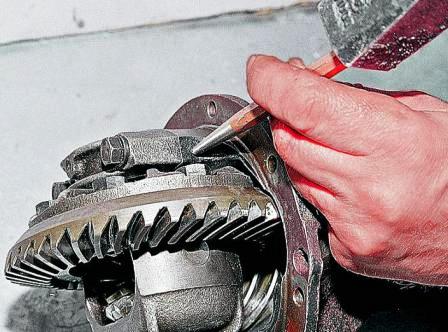 Керном наносим метки на постели и соответствующей крышке подшипника