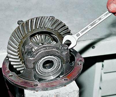 Устанавливаем корпус дифференциала вместе с подшипниками в картер и затягиваем болты крышек подшипников