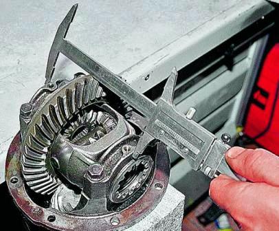 штангенциркулем измеряем расстояние между крышками