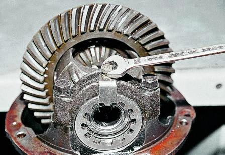 Ключом «на 17» отворачиваем болты крепления крышек подшипников