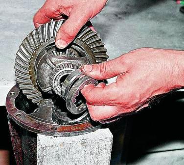 Вынимаем из корпуса дифференциала наружные кольца подшипников и регулировочные гайки