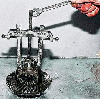 Съемником спрессовываем внутренние кольца подшипников