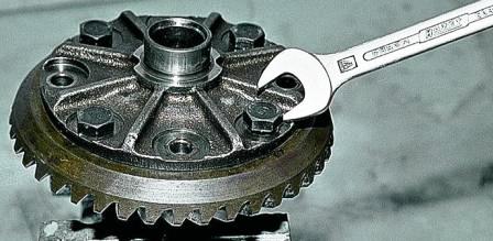 отворачиваем восемь болтов крепления ведомой шестерни к корпусу дифференциала 