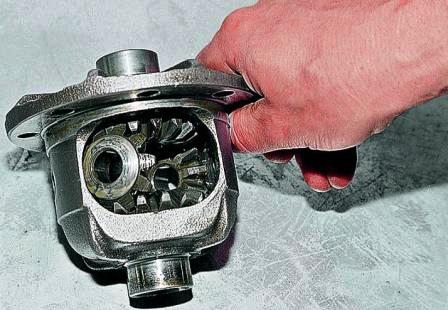 Проворачиваем шестерни полуосей и вынимаем шестерни-сателлиты