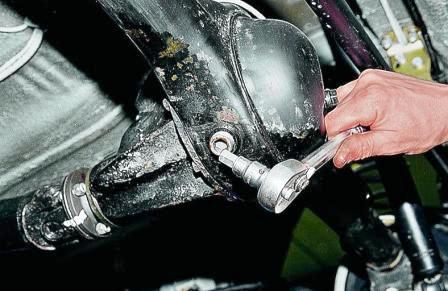 Вывернув сливную пробку шестигранным ключом «на 12», сливаем отработанное масло