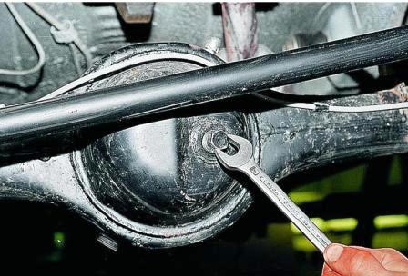 Заливаем масло через отверстие в задней части балки, отвернув пробку ключом «на 17».