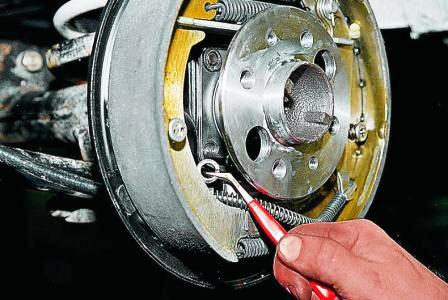 Снимаем пинцетом упругие шайбы