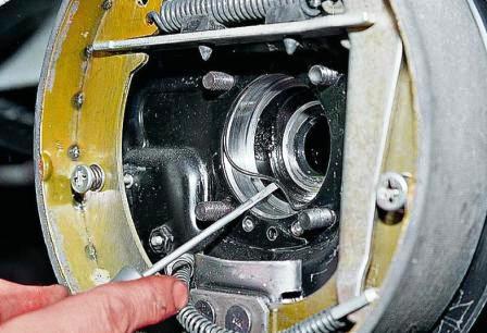 Между фланцем балки и тормозным щитом установлено резиновое уплотнительное кольцо