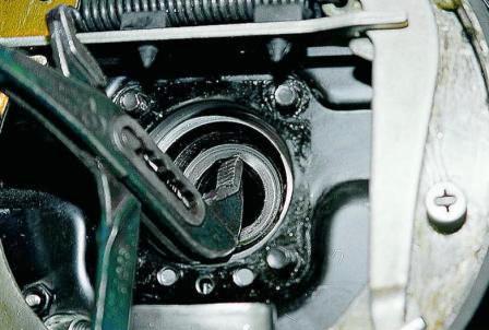 Раздвижными пассатижами вынимаем манжету полуоси из гнезда 