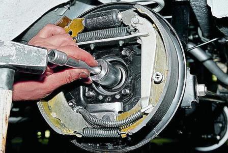 запрессовываем новую манжету