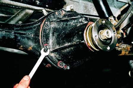 Ключом «на 13» отворачиваем восемь болтов крепления картера редуктора к балке заднего моста