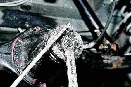 ключом «на 24» отворачиваем гайку 