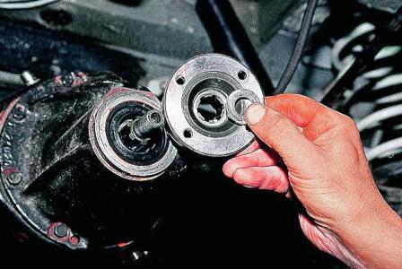 снимаем фланец со шлицев вала ведущей шестерни главной передачи