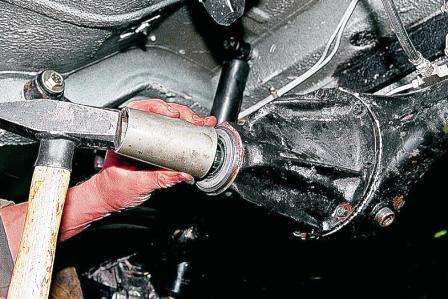 через отрезок трубы подходящего диаметра запрессовываем новую манжету