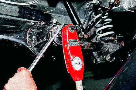 Устанавливаем новую гайку фланца и динамометрическим ключом постепенно затягиваем ее до момента в пределах 12–26 кгс•м