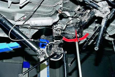 Опускаем домкрат и снимаем задний мост вместе с деталями задней подвески