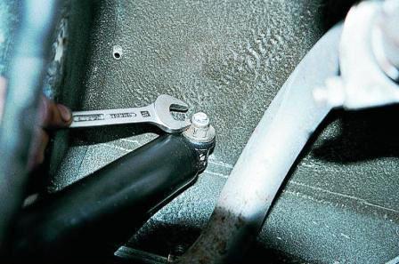 Ключом «на 19» отворачиваем самоконтрящуюся гайку крепления верхней проушины амортизатора 