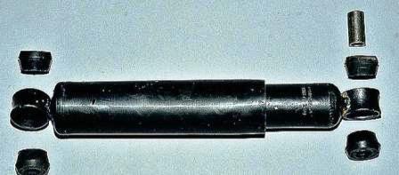 снимаем амортизатор вместе с резиновыми втулками