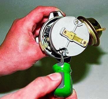 Отверткой отворачиваем два винта крепления ротора