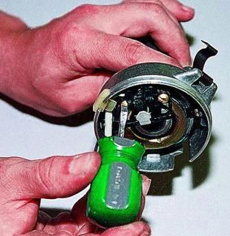 Отворачиваем два винта крепления датчика