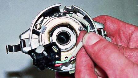 Вынимаем электропроводку датчика