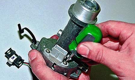 Отворачиваем два винта крепления соединительного разъема