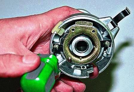 Отворачиваем два винта