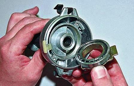 вынимаем подшипник с поворотной пластиной