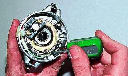 Перед установкой вакуумного регулятора аккуратно укладываем проводку датчика