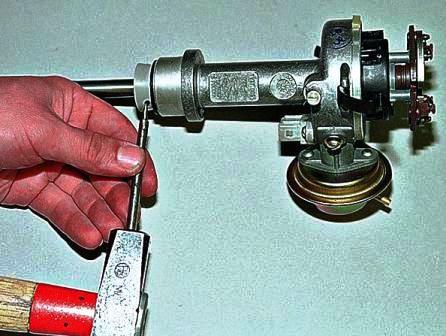 Тонким бородком выбиваем штифт