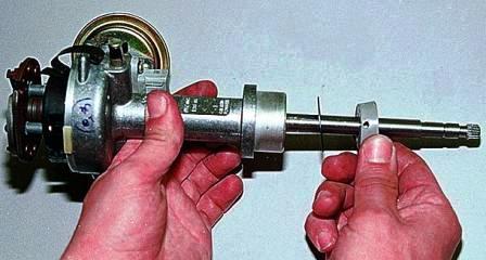 Снимаем с валика маслоотражатель и шайбу