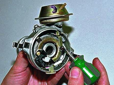 Поддев тонкой отверткой, снимаем запорную шайбу тяги 