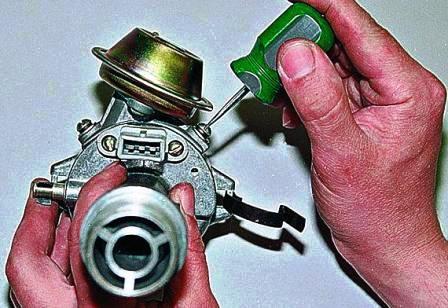 Отворачиваем два винта крепления вакуумного регулятора 