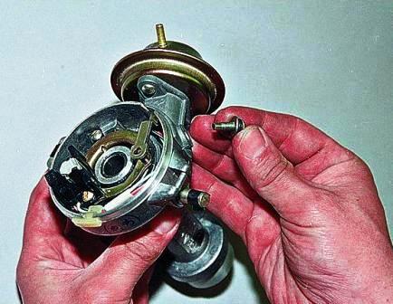 Один из винтов имеет удлинение для фиксации электропроводки датчика