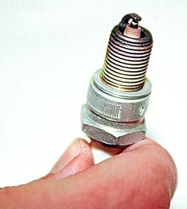 цвет юбки изолятора центрального электрода должен быть серым или светло-коричневым