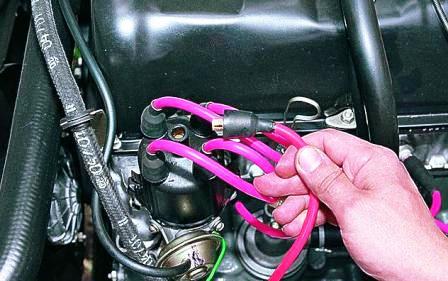 Вынимаем центральный высоковольтный провод 