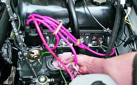 поочередно отсоединяем высоковольтные провода от свечей зажигания