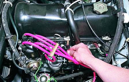 Подносим его наконечник на расстоянии около 1 миллиметра к оголенному контакту «массы» 