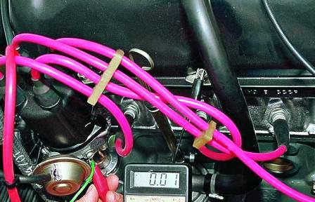 Тестер (вольтметр) при проворачивании коленчатого вала должен показывать периодическое возникновение напряжения