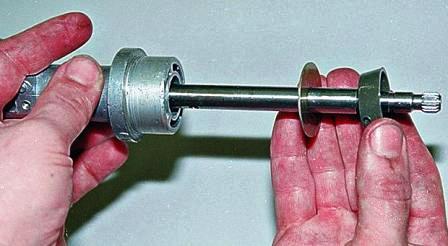 Снимаем с валика маслоотражатель и шайбу