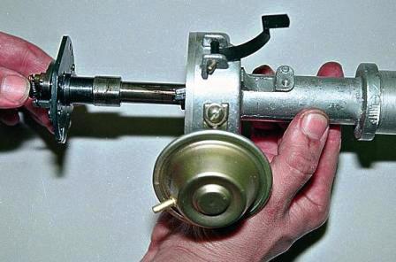 Вынимаем валик из корпуса распределителя