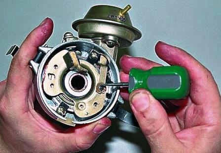 Поддев тонкой отверткой, снимаем запорную шайбу и тягу со штифта 