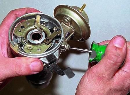 Отворачиваем два винта крепления вакуумного регулятора 