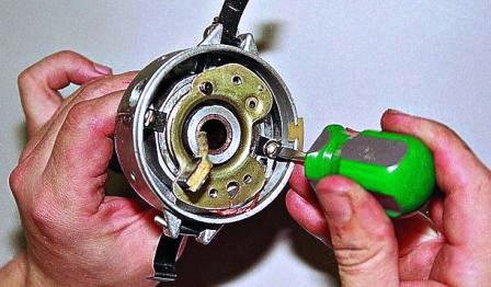 Отворачиваем два винта 