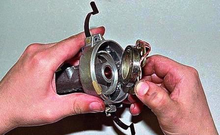 вынимаем подшипник с поворотной пластиной