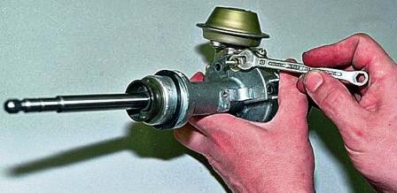 Ключом «на 7» отворачиваем гайку контакта низкого напряжения