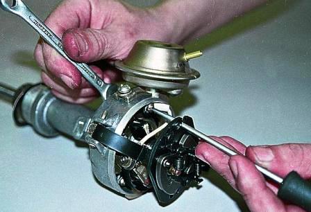 удерживая винт отверткой