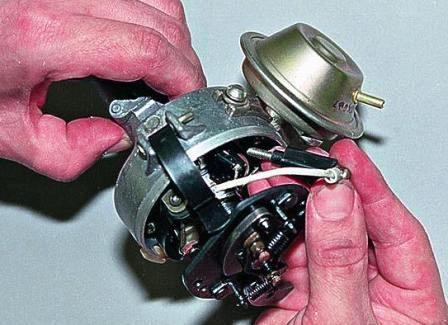 вынимаем винт, снимаем с него изолятор и наконечник провода